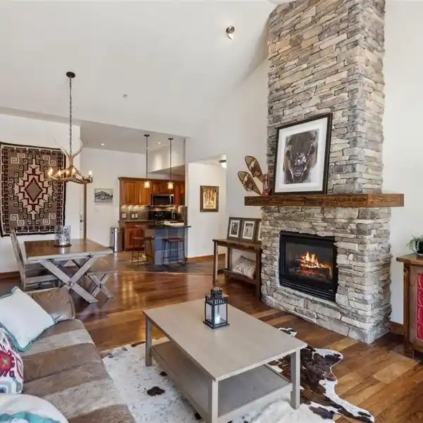 TOP-FLOOR CORNER CONDO WITH STUNNING MOUNTAIN VIEWS
