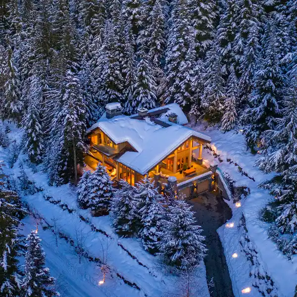 SKI-IN ACCESS AND ELEGANT COMFORT