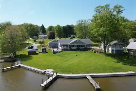 Extraordinary Lakefront Retreat