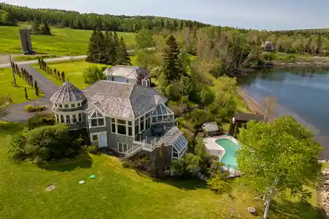 Extraordinary Waterfront Retreat