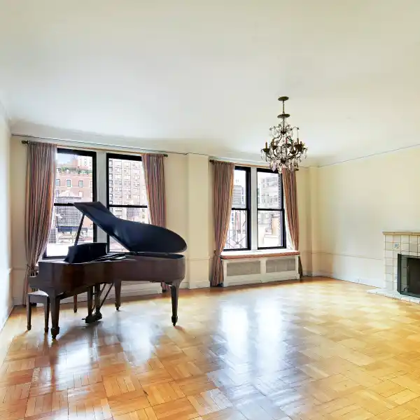 ELEGANT DUPLEX OFFERS EXTRAORDINARY SPACE