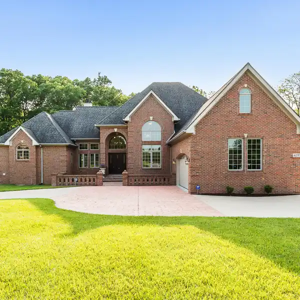 ARTFULLY CRAFTED ESTATE IN PRESTIGIOUS UPPER GLADE