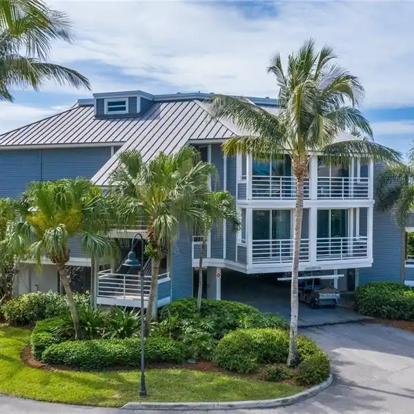 GORGEOUS COASTAL INSPIRED CONDOMINIUM