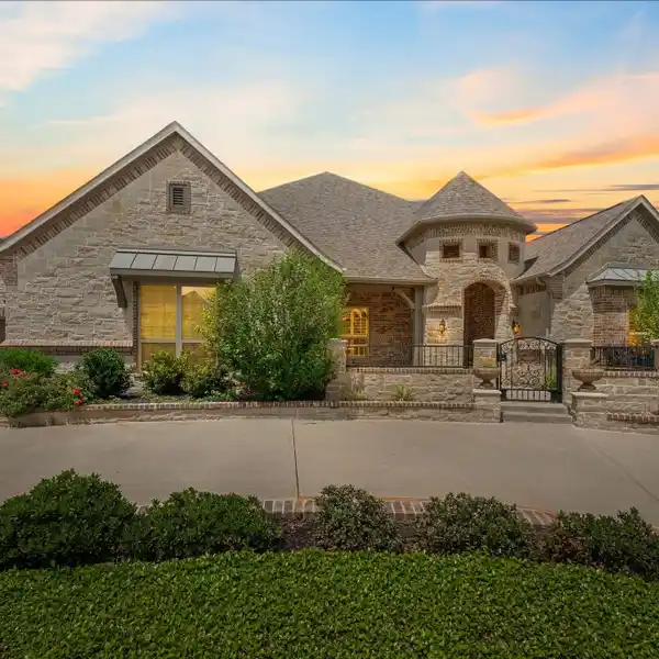 ELEGANT HOME NEAR CARILLON PARC WITH MODERN KITCHEN