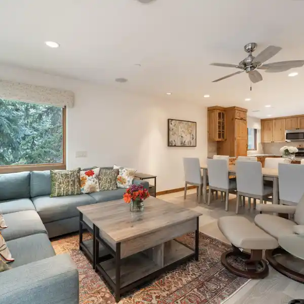 TWO-LEVEL RESIDENCE IN THE HEART OF LIONSHEAD
