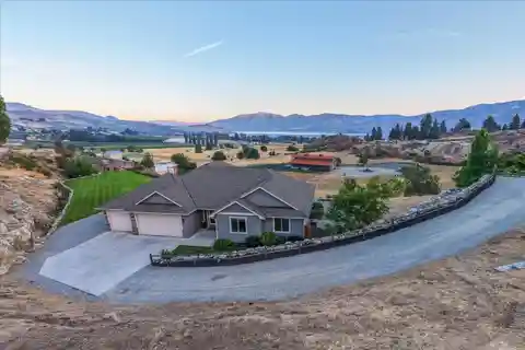 Gorgeous Rambler with Sweeping Views of Lake Chelan