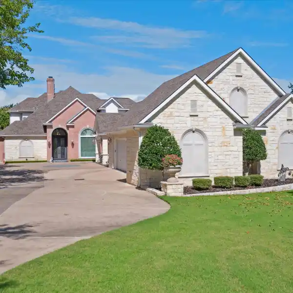 EXQUISITE PRIVATE LAKEFRONT ESTATE