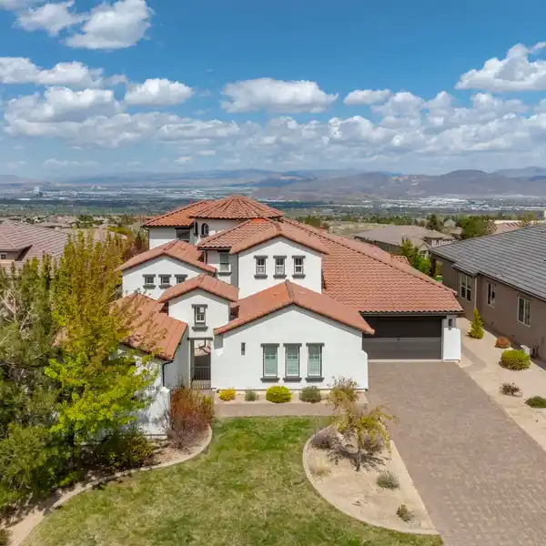 STUNNING LUXURY FAMILY HOME IN PRESTIGIOUS ARROWCREEK