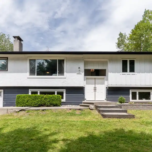 EQUESTRIAN PARADISE WITH BARN AND RIDING ARENA