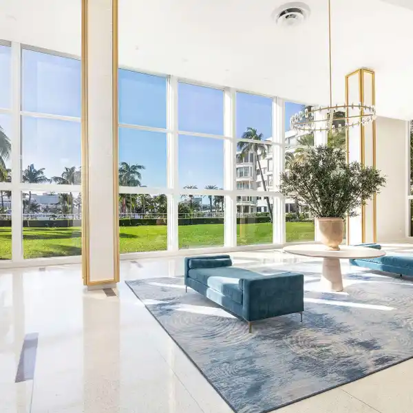BEAUTIFULLY APPOINTED CONDO BLENDING LUXURY AND FUNCTIONALITY