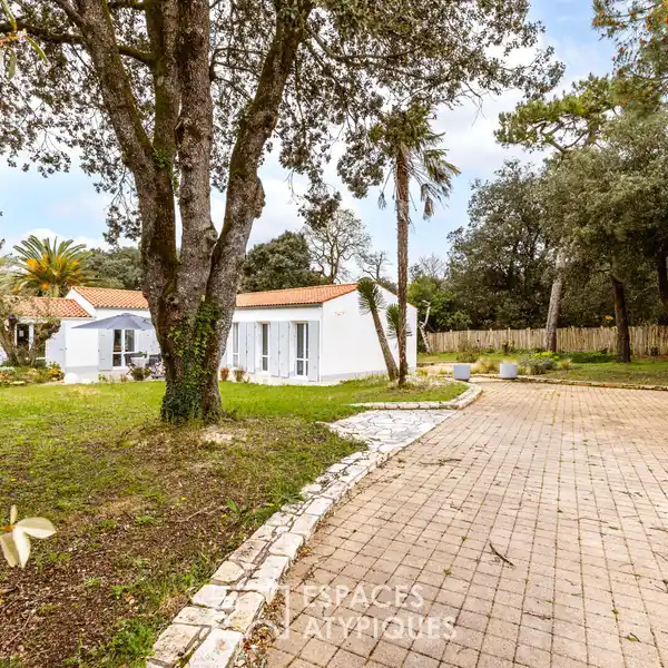 BEAUTIFUL SINGLE-STORY VILLA