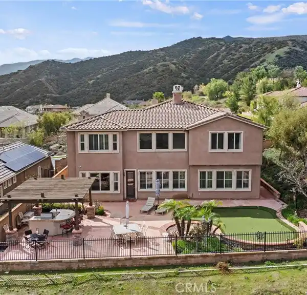 EXTRAORDINARY RESIDENCE WITHIN PRESTIGIOUS GUARD-GATED COMMUNITY