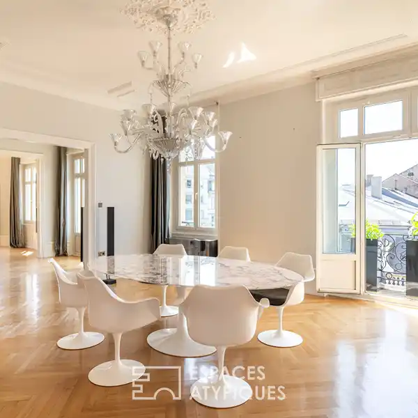 OPULENT ARCHITECT-DESIGNED FLAT WITH CATHEDRAL VIEWS