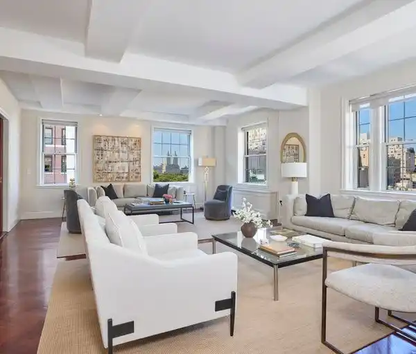 GRACIOUS RESIDENCE IN THE PRESTIGIOUS HAMPTON HOUSE