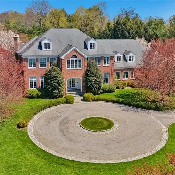 A SANCTUARY OF LUXURY AND LEISURE
