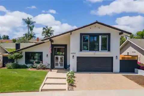 Modern Living Meets Outdoor Entertainer’s Paradise