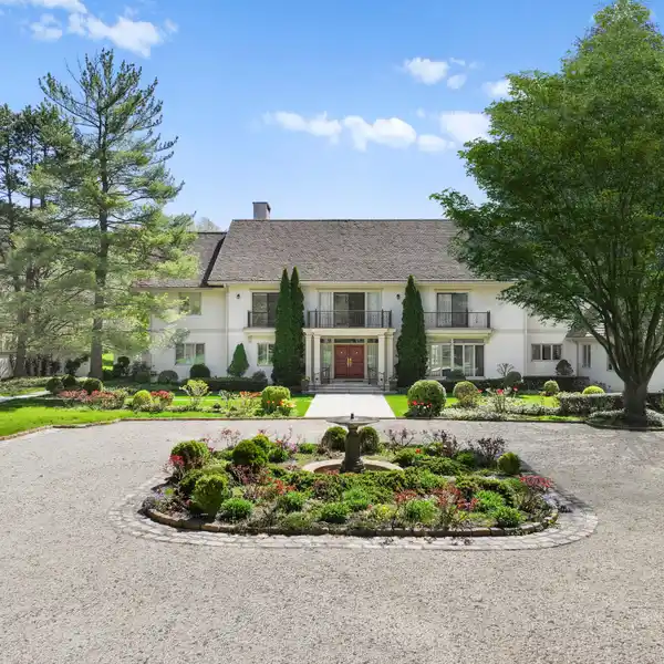 GATED EIGHT-ACRE SHOWCASE