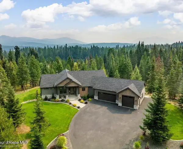 ONE-OF-A-KIND LUXURY COUNTRY ESTATE