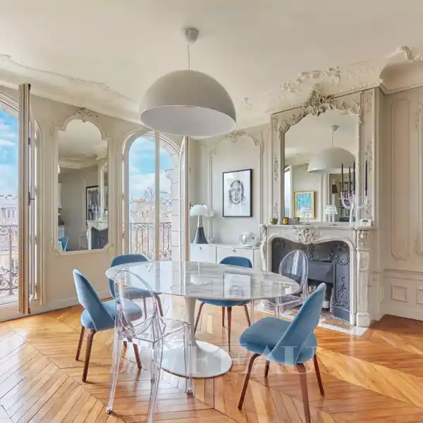BRIGHT FINELY DETAILED APARTMENT