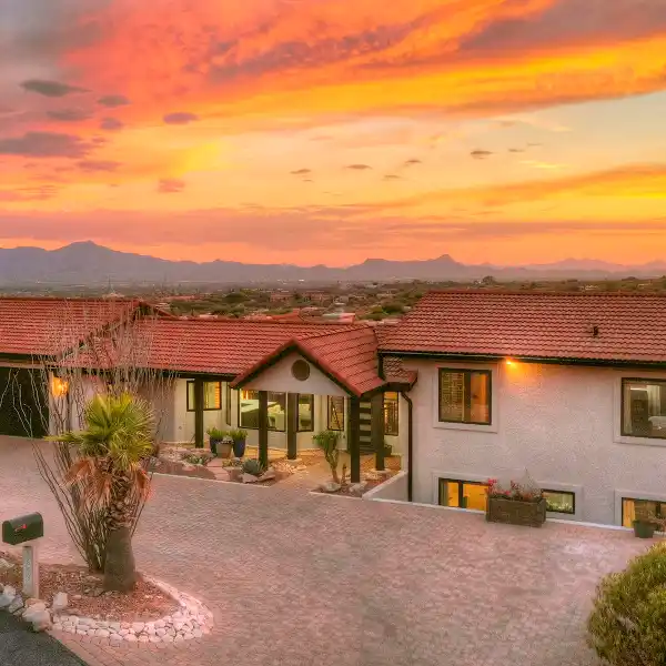 STUNNING SIN VACAS HOME WITH BEAUTIFUL MOUNTAIN AND CITY VIEWS