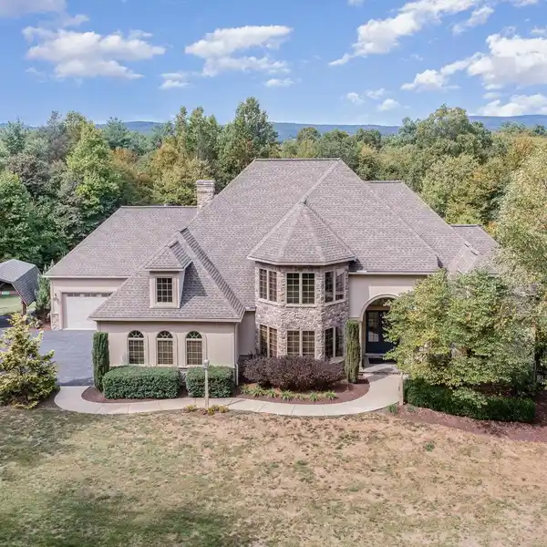 MODERN COMFORT AND TIMELESS ELEGANCE IN A SERENE SETTING