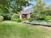 EXCEPTIONALLY CONVENIENT EAST HAMPTON COTTAGE FOR RENT