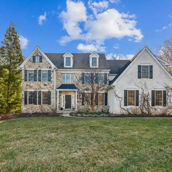 CHARMING FARMHOUSE STYLE HOME