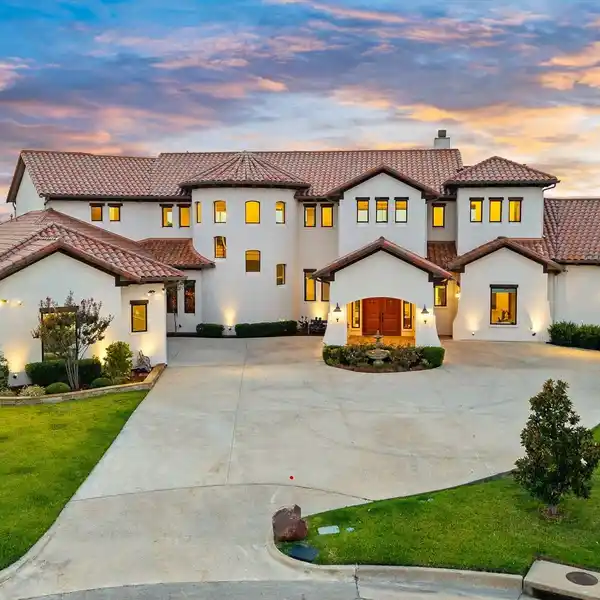 UNMATCHED ELEGANCE AND COMFORT ON LAKE LEWISVILLE