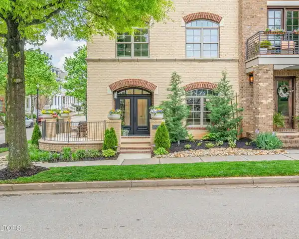 SUN-FILLED LOFT WITH PRIVATE ROOFTOP OASIS