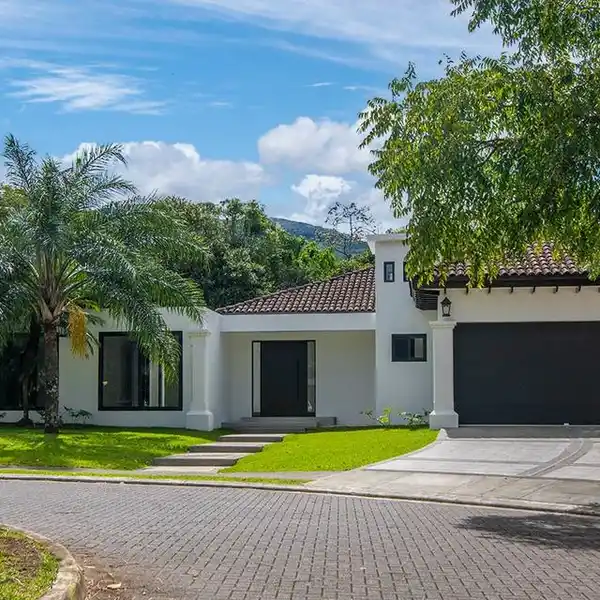 LUXURY RESIDENCE WITH TROPICAL AND RELAXING VIEWS
