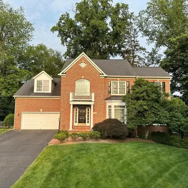 ALL-BRICK ELEGANCE ON QUIET CUL-DE-SAC