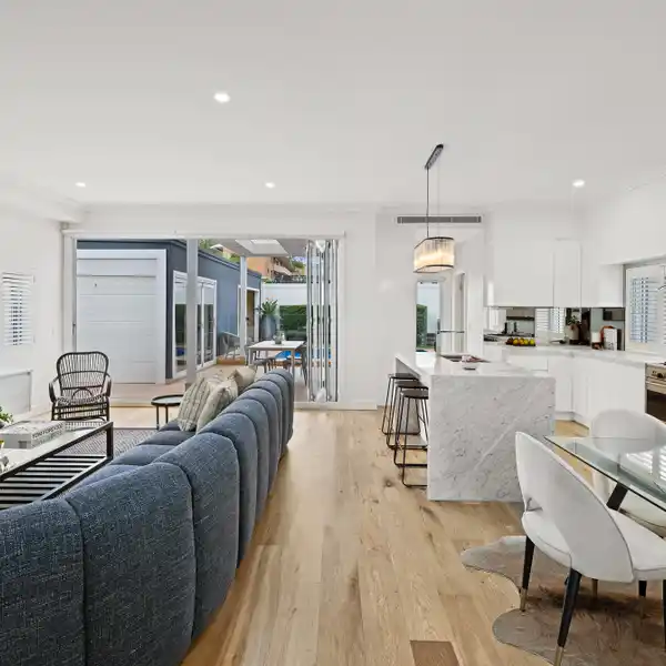 EXQUISITELY CRAFTED CONTEMPORARY RESIDENCE