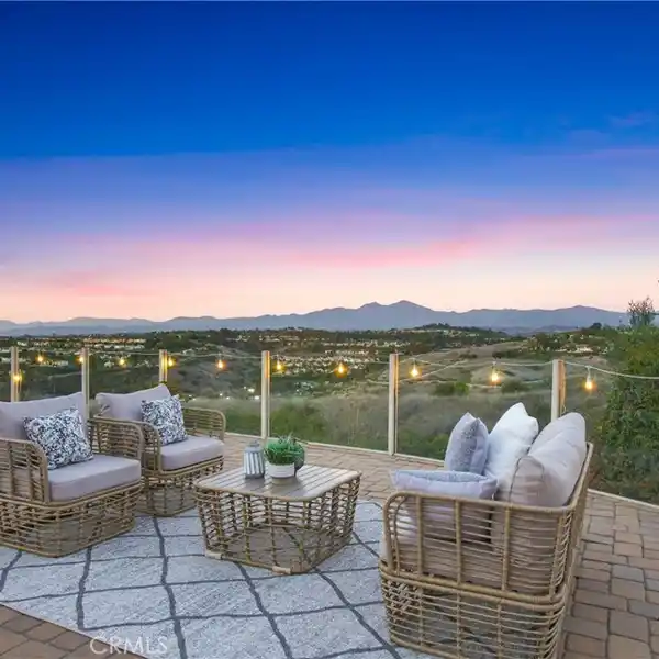 REMODELED BEACON HILL HOME WITH PANORAMIC SADDLEBACK VIEWS & POOL