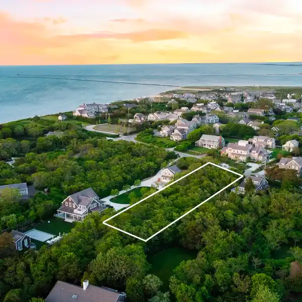 SPACIOUS VACANT LOT NEAR LINCOLN CIRCLE