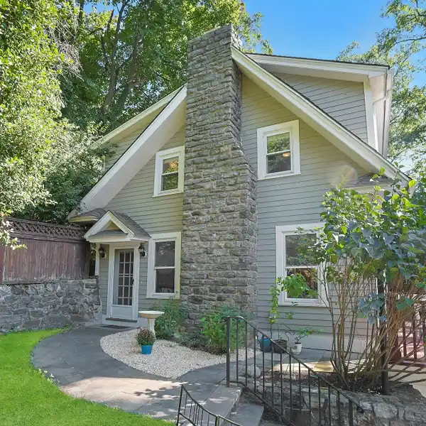 BEAUTIFULLY RENOVATED CARRIAGE HOUSE IN CAPTAIN MERRITT'S HILL