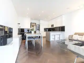 Large Open Plan Two Bedroom Apartment in Mayfair