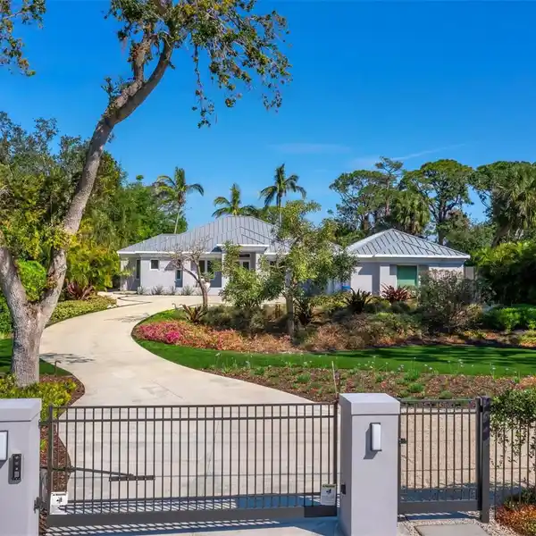 EXCEPTIONAL CUSTOM-BUILT RESIDENCE WITH SEPARATE GUEST QUARTERS