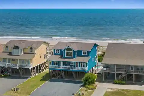 Exceptional Oceanfront Retreat