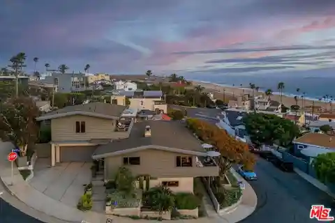 Exceptional Residence in the Hills of Playa Del Rey