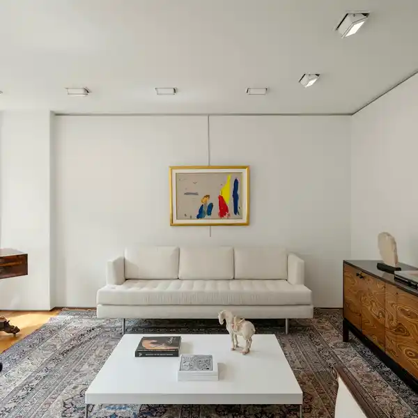 SUNLIT CORNER GEM ON FIFTH AVENUE