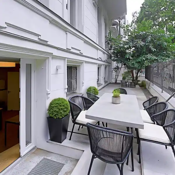 ELEGANT LIVING IN AN HISTORIC BUILDING