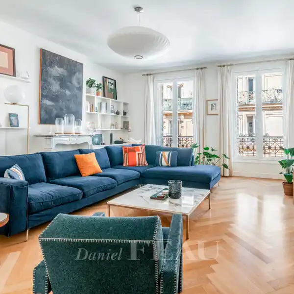 SUNLIT THREE-BEDROOM IN PRESTIGIOUS 19TH-CENTURY BUILDING