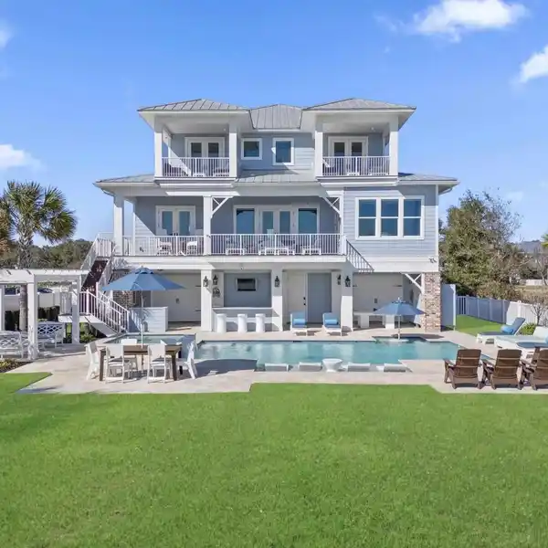 LUXURIOUS COASTAL RETREAT