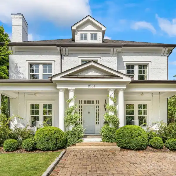 TIMELESS ELEGANCE WITH CONTEMPORARY FLAIR