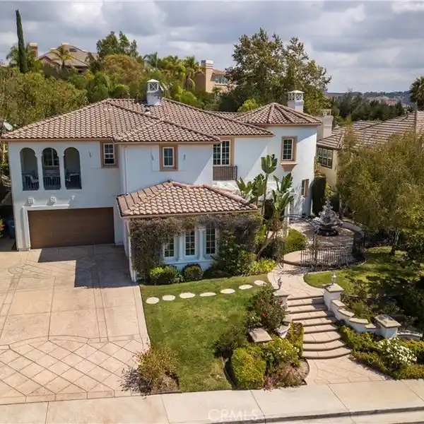 ELEGANT ESTATE IN EXCLUSIVE MONT CALABASAS