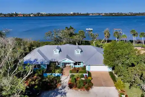 Postcard-Like Setting in a Prominent Neighborhood