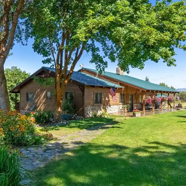 EXPANSIVE HOME ON 25.56 ACRES