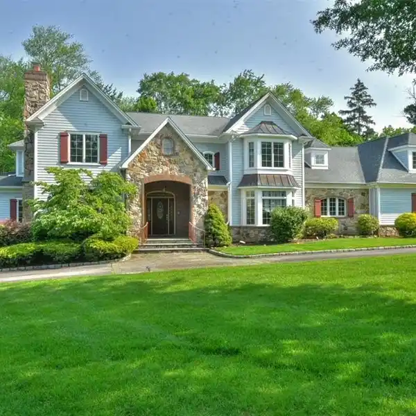 STATELY COLONIAL HOME IN A PEACEFUL SETTING