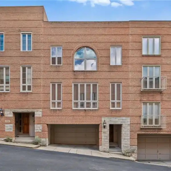 DESIGNER TOWNHOME WITH GARDEN OASIS