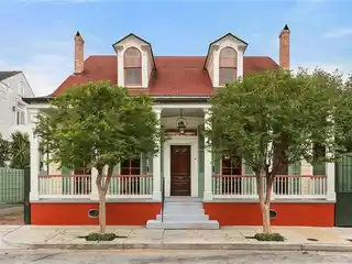Early 19th-Century Center Hall Cottage